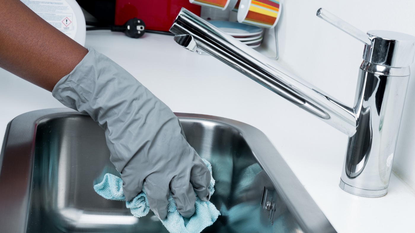 Cleaning the kitchen sink